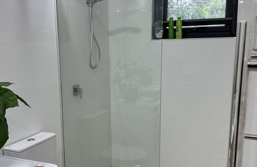 East Victoria Park Apartment | Walk 200 meters to East Victoria Park Cafes/Restaurants ADLI