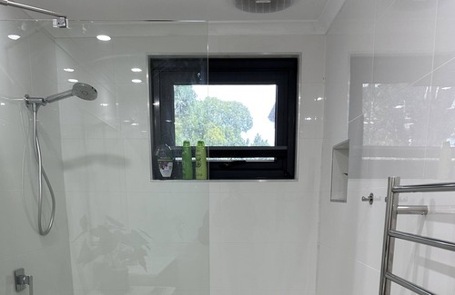 East Victoria Park Apartment | Walk 200 meters to East Victoria Park Cafes/Restaurants ADLI