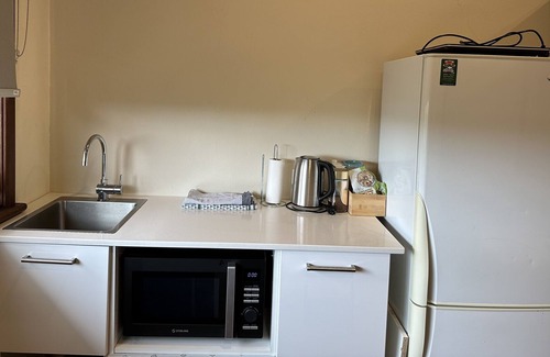 East Victoria Park Apartment | Walk 200 meters to East Victoria Park Cafes/Restaurants ADLI