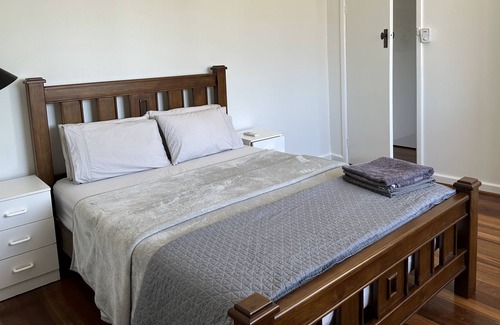 East Victoria Park Apartment | Walk 200 meters to East Victoria Park Cafes/Restaurants ADLI
