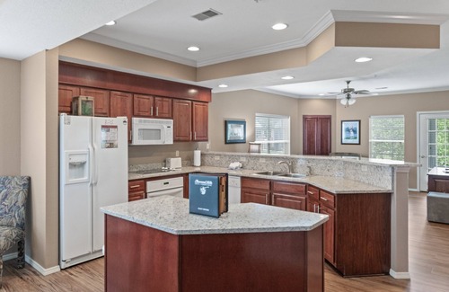 Branson Condo | Walk-in Golf Condo - Sunroom with Course View & Indoor Pool Access