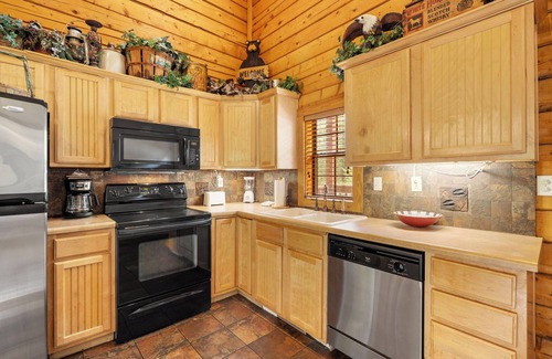 Branson Theater District Cabin | Walk-in Log Cabin with Fireplace & Screened-in Balcony - Heart of Branson