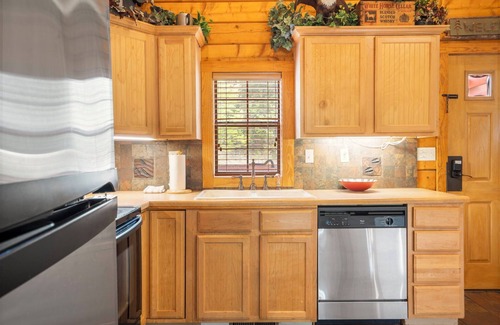 Branson Theater District Cabin | Walk-in Log Cabin with Fireplace & Screened-in Balcony - Heart of Branson