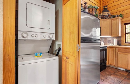 Branson Theater District Cabin | Walk-in Log Cabin with Fireplace & Screened-in Balcony - Heart of Branson