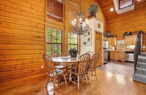 Branson Theater District Cabin | Walk-in Log Cabin with Fireplace & Screened-in Balcony - Heart of Branson