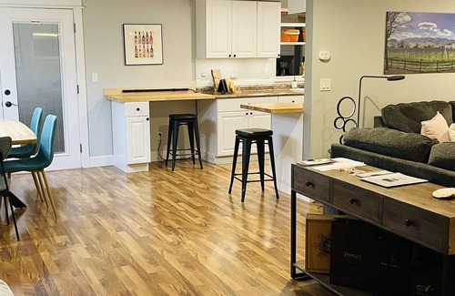 Dundee House | Walk to 9 Wineries & Red Hills Market Firepit Trellis Swing Fast Wifi