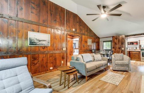 Boothbay Harbor House | Walk to Barretts Park Wooded Cabin with Grill!
