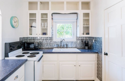 Newport East House | WALK to BEACH/CLIFF WALK! FANTASTIC Location! Winter Rentals! Fenced yard! Pets!