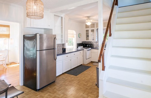 Newport East House | WALK to BEACH/CLIFF WALK! FANTASTIC Location! Winter Rentals! Fenced yard! Pets!