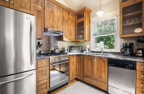 East Orleans House | Walk to Beach, Close to Town!