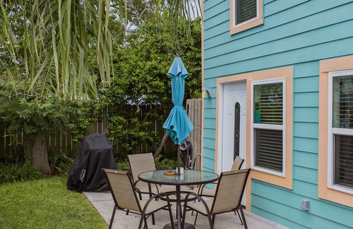 San Jacinto House | Walk to Beach - Free Umbrella & Chair - Pet Friendly - WiFi + Smart TVs