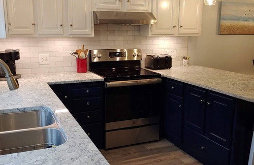 Newport East House | Walk to beach, Huge deck off spacious new kitchen, roof-deck, king master