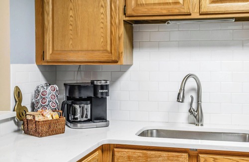 Rutledge Hill Condo | Walk to Broadway Skyline Views Free Parking!