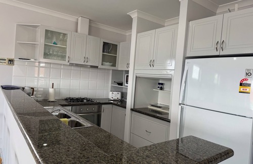 Dudley Park House | Walk to City Centre and Town Beach Downtown on Davey