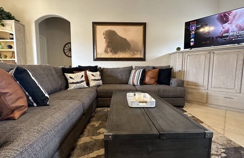 Buena Vista House | WALK to dntwn / 5 acres 360 views / Hottub / FULLY STOCKED game room & kitchen!