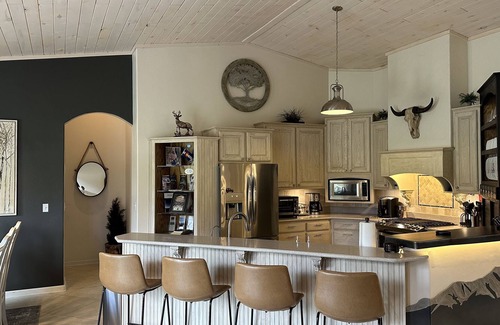 Buena Vista House | WALK to dntwn / 5 acres 360 views / Hottub / FULLY STOCKED game room & kitchen!