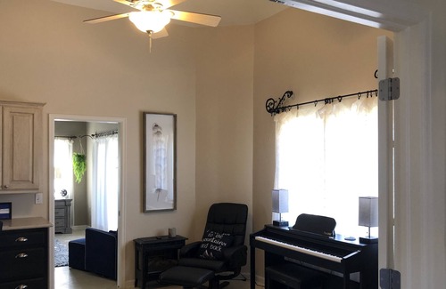 Buena Vista House | WALK to dntwn / 5 acres 360 views / Hottub / FULLY STOCKED game room & kitchen!