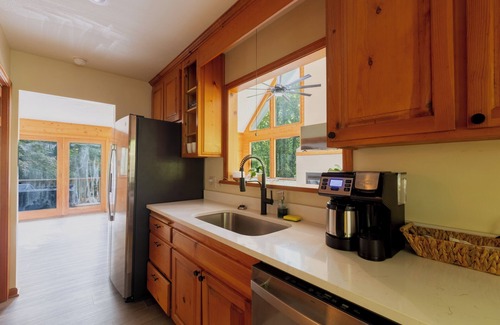 Helen House | Walk to Downtown: Movie Theater, Game Room, HUGE Deck