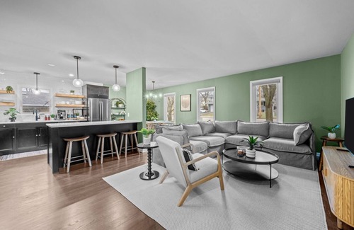 St. Charles House | Walk to downtown St. Charles: Hot Tub, 4K TV Surround Sound, Espresso, Fire pit!