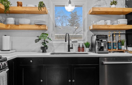 St. Charles House | Walk to downtown St. Charles: Hot Tub, 4K TV Surround Sound, Espresso, Fire pit!