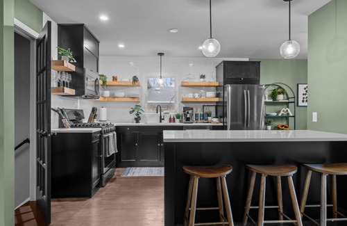 St. Charles House | Walk to downtown St. Charles: Hot Tub, 4K TV Surround Sound, Espresso, Fire pit!