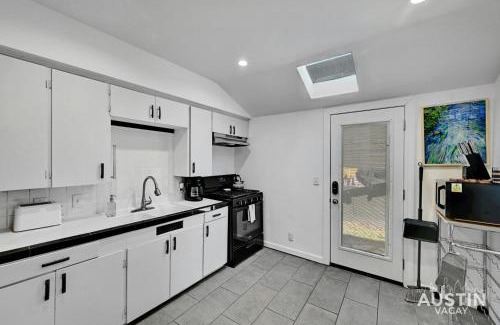 Holly House | Walk to E. Austin Hotspots 2BR 1BA w Parking Dog-Friendly By Austin Vacay
