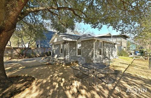 Holly House | Walk to E. Austin Hotspots 2BR 1BA w Parking Dog-Friendly By Austin Vacay