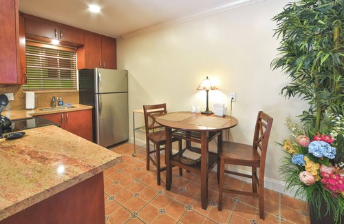 Wilton Manors Apartment | Walk to GAY Wilton Drive, Pool, Queen Bed, Kitchen, Living Room, Patio, WiFi, #3