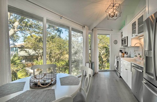 Sea Pines House | Walk to Harbour Town: Airy Treehouse w/Bikes
