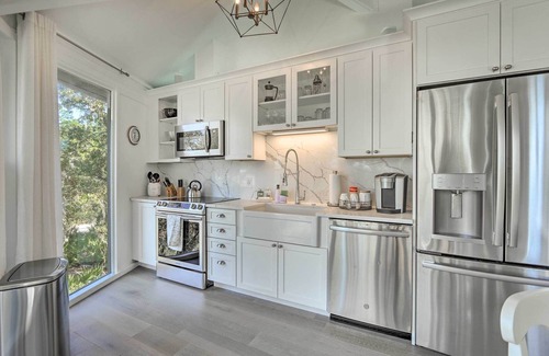 Sea Pines House | Walk to Harbour Town: Airy Treehouse w/Bikes