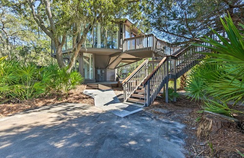 Sea Pines House | Walk to Harbour Town: Airy Treehouse w/Bikes