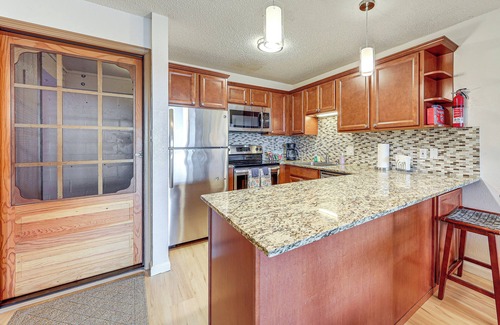 Nawiliwili Condo | Walk to Kalapaki Beach: Condo w/Ocean & Mtn View!