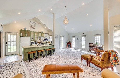 Lake Village Cottage | Walk to Lake Chicot: Cottage w/Yard & Views!