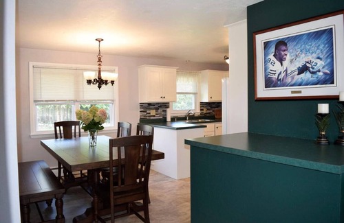 Ashwaubenon House | Walk to Lambeau Field, Resch Center and Titletown District!