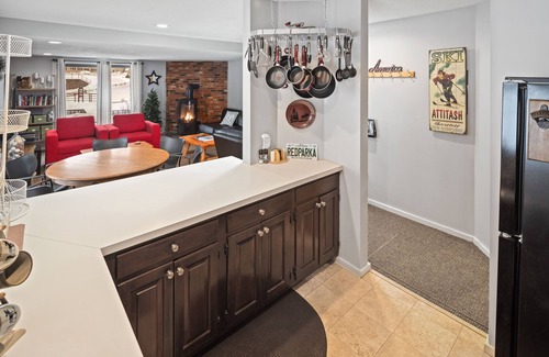 Bartlett House | Walk to Lifts! 3 bed 3 bath Stunning End Unit with views @ base of Attitash.