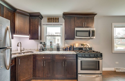 Blue Island Apartment | Walk to Metra: Pet-Friendly Blue Island Apt