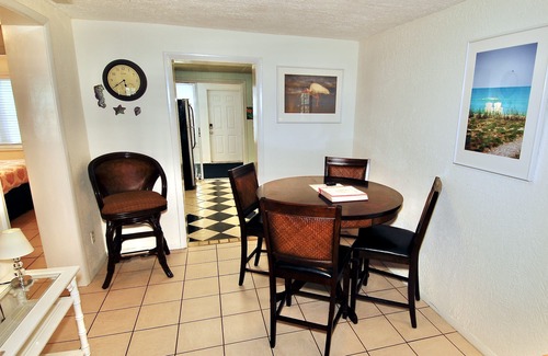 Laurel Villa | Walk to Nokomis Beach. Quality, Cleanliness, Affordable. SmartTV, Full Kitchen