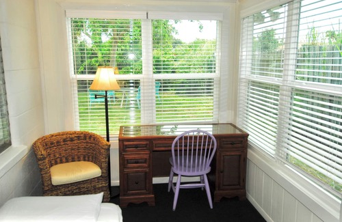 Laurel Villa | Walk to Nokomis Beach. Quality, Cleanliness, Affordable. SmartTV, Full Kitchen