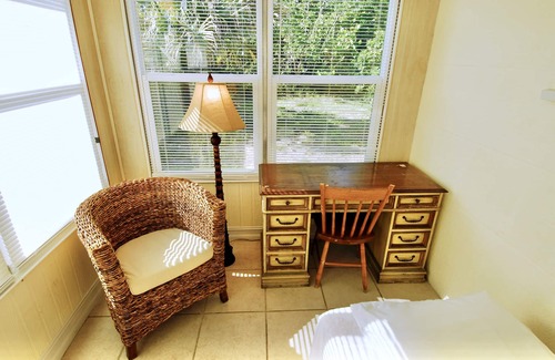Laurel Villa | Walk to Nokomis Beach. Quality, Cleanliness, Affordable. Cable TV, Full Kitchen
