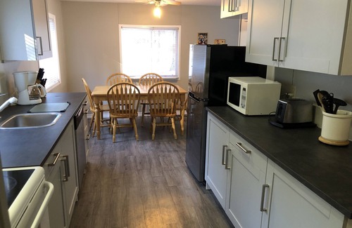 Magna bay House | Walk to one of the BEST Shuswap beaches!