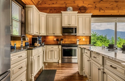 Chalet Village North Cabin | Walk to POOL, Hot Tub, VIEWS, Fire Pit, Game Room - Mountain View Lodge