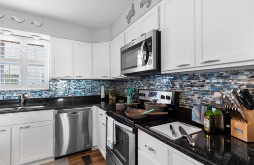 Deep Hole House | Walk to Restaurants & Attractions-Linens Included! Book your Beach Vacation Now!