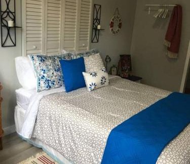 Coral Way Apartment | Walk to Restaurants and Shops - 5S