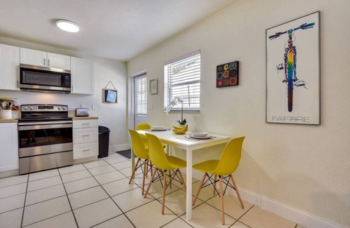 Central Sarasota Apartment | Walk to Sarasota Bay, Free WIFI, parking and laundry