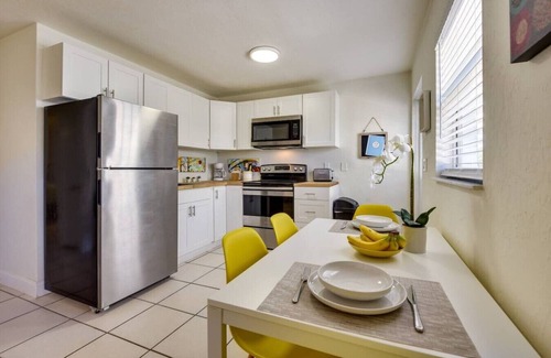 Central Sarasota Apartment | Walk to Sarasota Bay, Free WIFI, parking and laundry