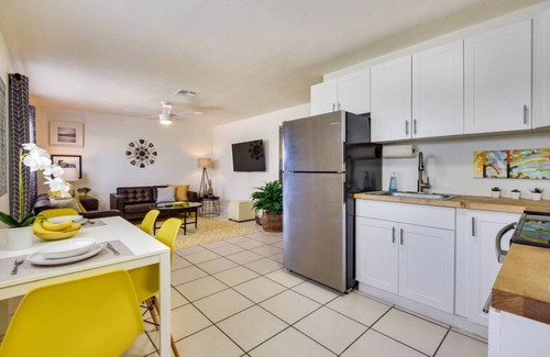Central Sarasota Apartment | Walk to Sarasota Bay, Free WIFI, parking and laundry