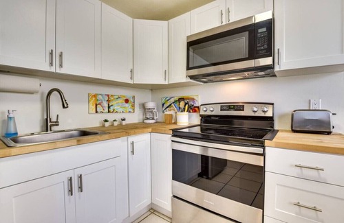 Central Sarasota Apartment | Walk to Sarasota Bay, Free WIFI, parking and laundry