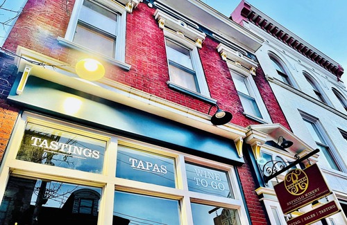 Allegheny-West House | ★WALK to STADIUM in 10 MINS | King Bed | FREE Private Park