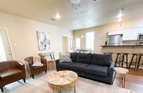 North Overton House | Walk to Texas Tech! 3BDR with a King, Fast Wifi