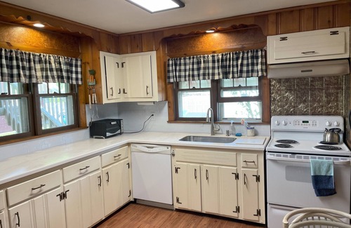 Avon Cottage | Walk to the beach from this charming Bay Head beach house that sleeps a crowd.